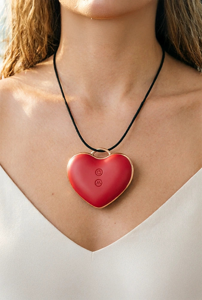 Klitorisstimulator als Anhänger mit Vibration, Saugfunktion und Klopfimpulsen – Heart Teaser